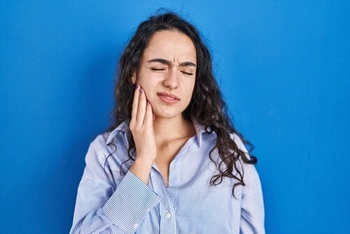 patient showing jaw pain symptoms