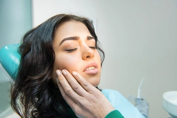 jaw pain shown by patient
